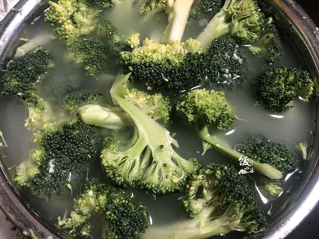 西兰花要不要焯水?老厨师教你一招,洗得干净,吃得放心