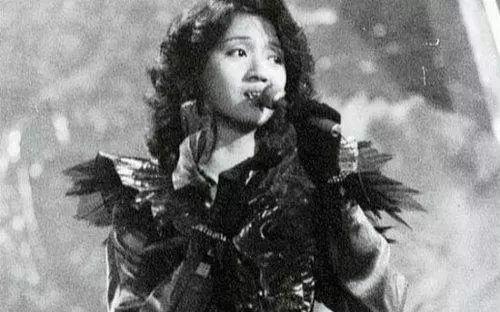 11岁被亲妈送当歌女,穿纸尿裤参加最后一场演唱会,仍尿血不止,