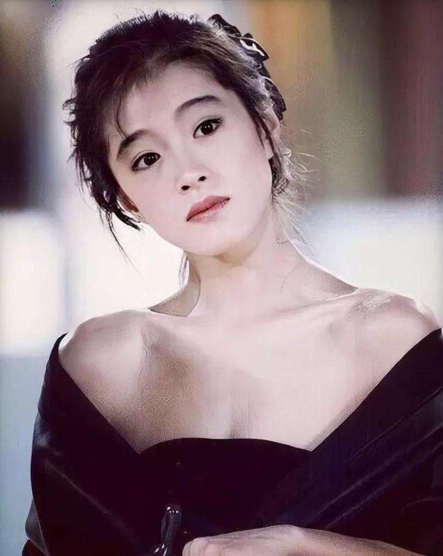 11岁被亲妈送当歌女,穿纸尿裤参加最后一场演唱会,仍尿血不止,