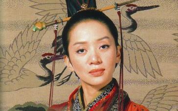 11岁被亲妈送当歌女,穿纸尿裤参加最后一场演唱会,仍尿血不止,