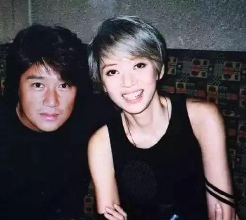 11岁被亲妈送当歌女,穿纸尿裤参加最后一场演唱会,仍尿血不止,