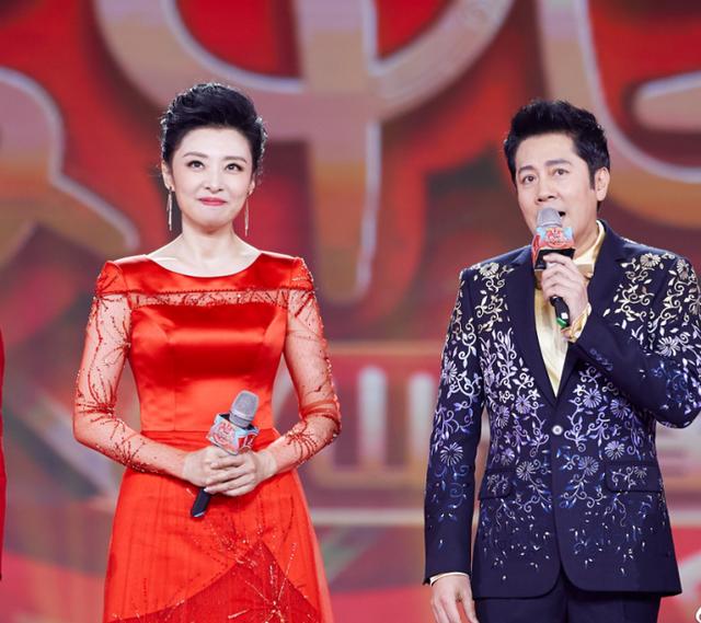 51岁周涛再次登台主持春晚,身材不输小姑年,状态真让人羡慕