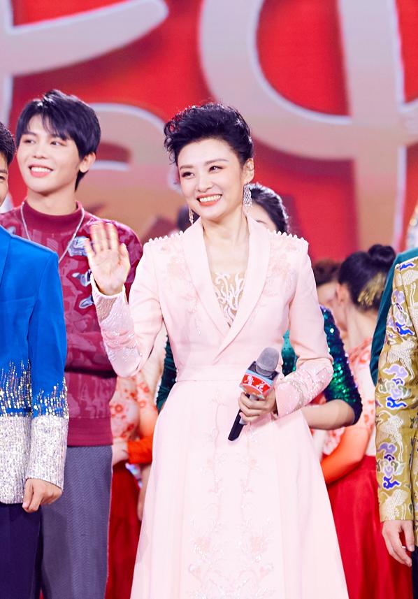 51岁周涛再次登台主持春晚,身材不输小姑年,状态真让人羡慕