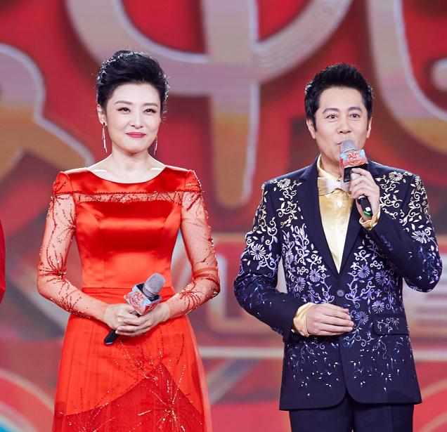 51岁周涛再次登台主持春晚,身材不输小姑年,状态真让人羡慕