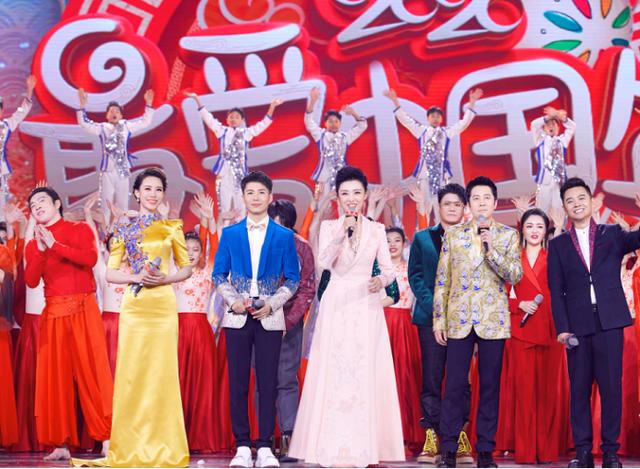 51岁周涛再次登台主持春晚,身材不输小姑年,状态真让人羡慕