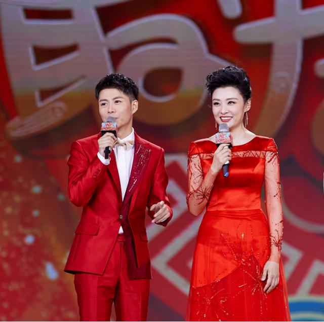 51岁周涛再次登台主持春晚,身材不输小姑年,状态真让人羡慕