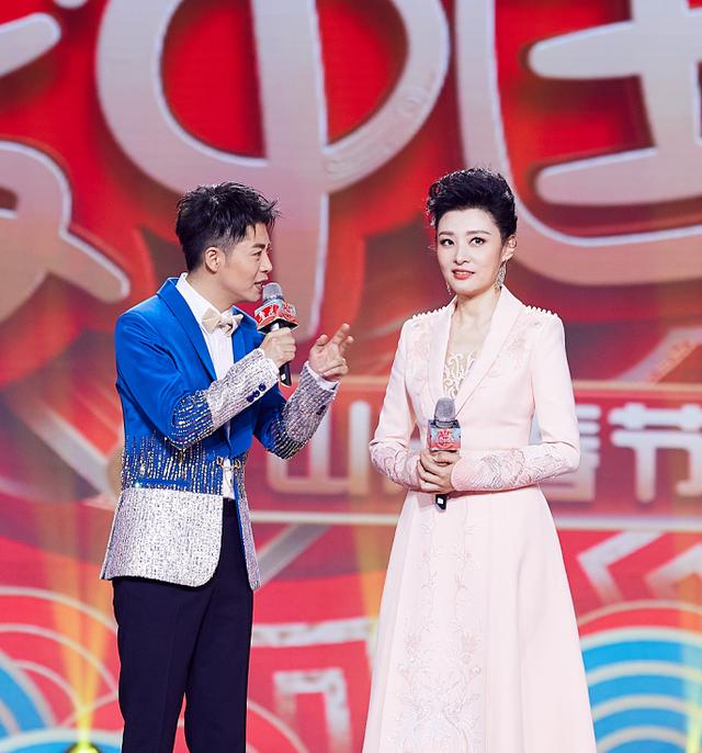 51岁周涛再次登台主持春晚,身材不输小姑年,状态真让人羡慕