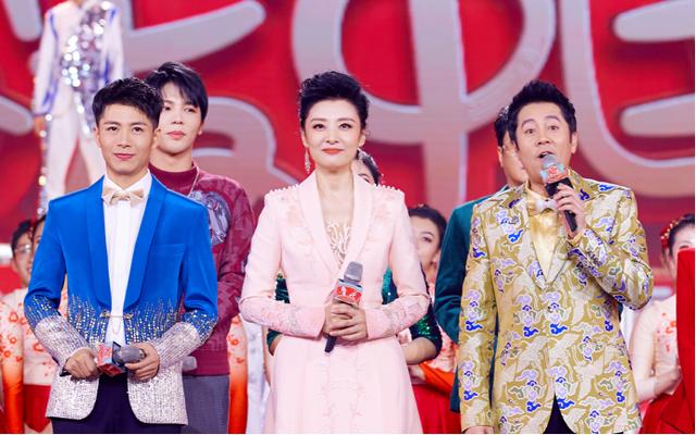 51岁周涛再次登台主持春晚,身材不输小姑年,状态真让人羡慕