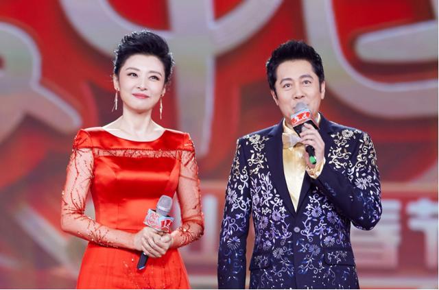 51岁周涛再次登台主持春晚,身材不输小姑年,状态真让人羡慕
