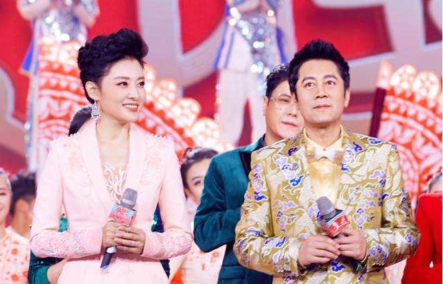 51岁周涛再次登台主持春晚,身材不输小姑年,状态真让人羡慕