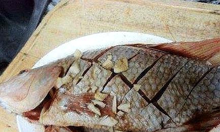 烧鱼时,加什么才能去腥味?大厨:学会这几招,鱼提鲜又去腥
