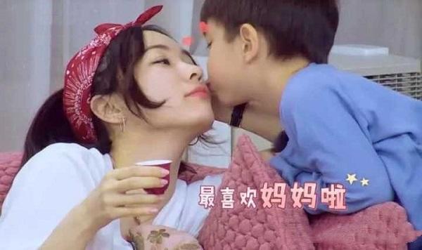 霍思燕春晚被问嗯哼红包去向,嗯哼一番操作简直了:这孩子咋养的