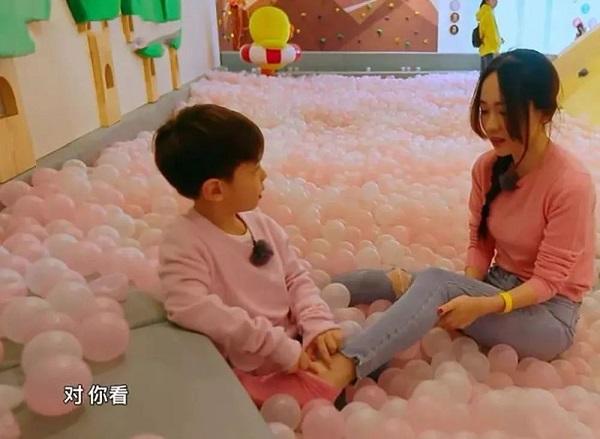 霍思燕春晚被问嗯哼红包去向,嗯哼一番操作简直了:这孩子咋养的
