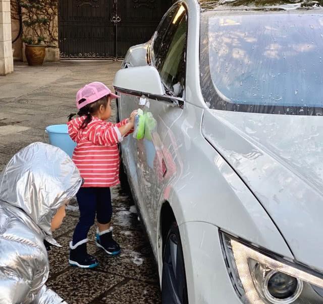 郭晶晶夫妇一家出游，三胎幼女首曝光，模样太像霍启刚