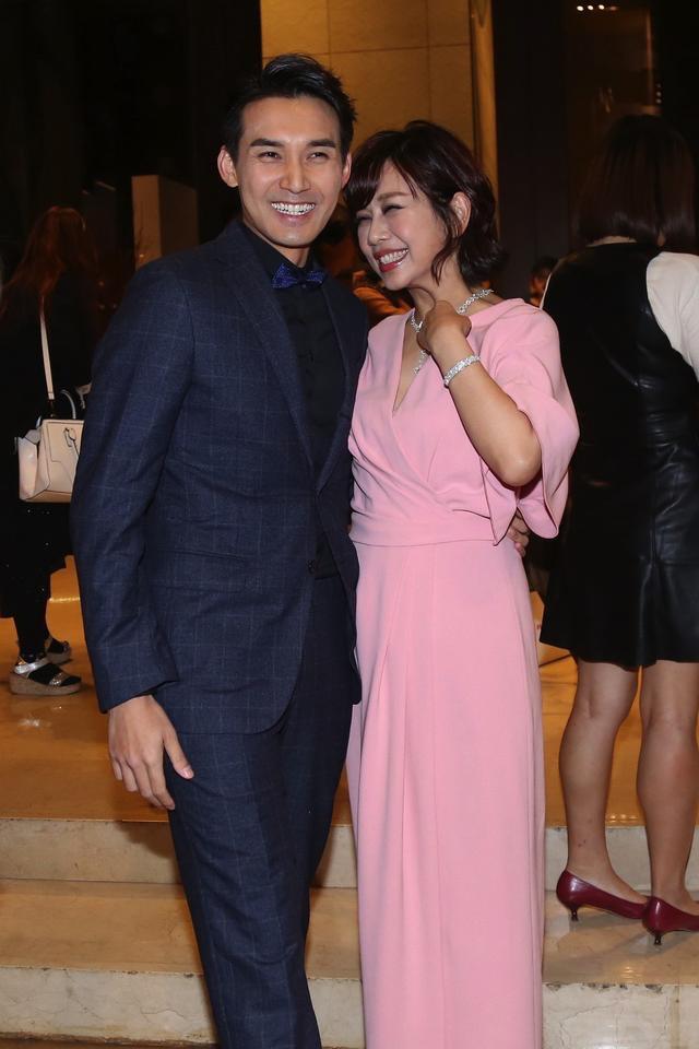 陈松伶携张铎穿情侣装庆49岁生日温馨浪漫,结婚八年无子女留遗憾