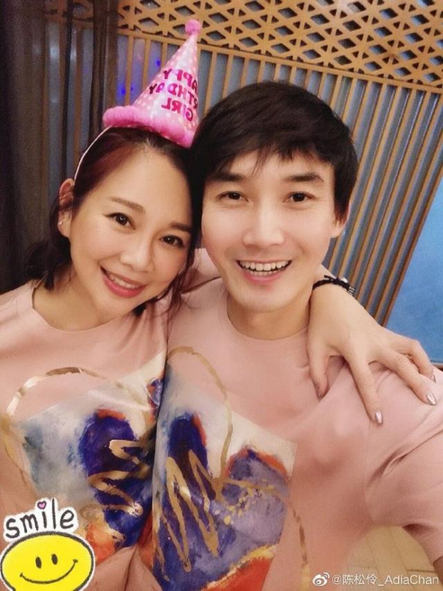 陈松伶携张铎穿情侣装庆49岁生日温馨浪漫,结婚八年无子女留遗憾