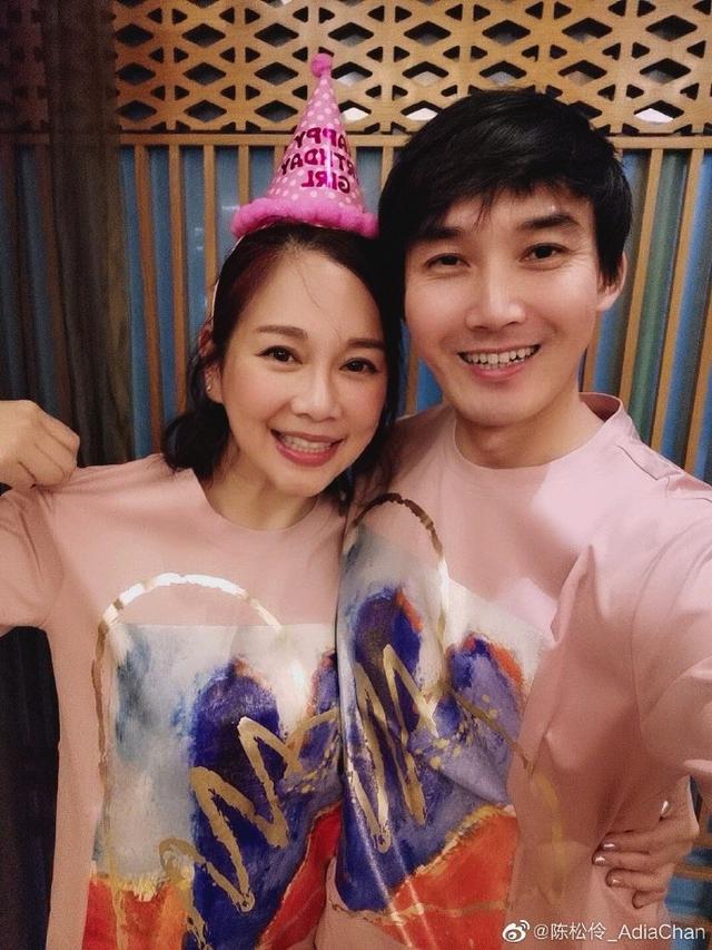陈松伶携张铎穿情侣装庆49岁生日温馨浪漫,结婚八年无子女留遗憾