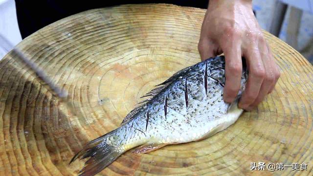 鲫鱼还在炖汤吗,厨师长教你一道新吃法,简单又美味,待客首选菜