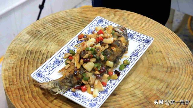 鲫鱼还在炖汤吗,厨师长教你一道新吃法,简单又美味,待客首选菜