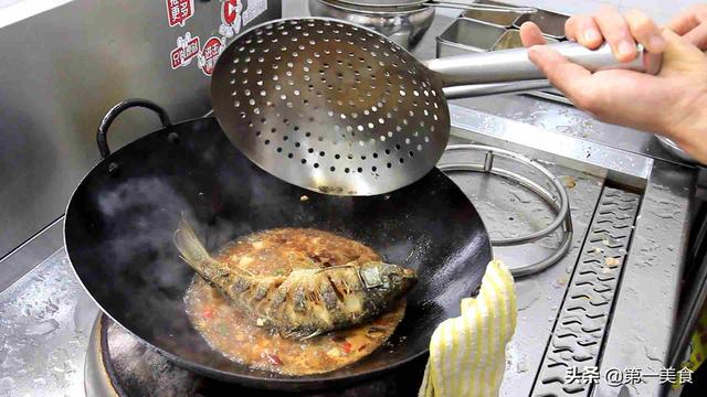 鲫鱼还在炖汤吗,厨师长教你一道新吃法,简单又美味,待客首选菜