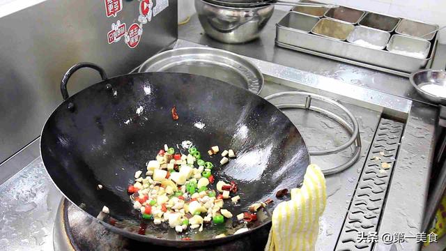 鲫鱼还在炖汤吗,厨师长教你一道新吃法,简单又美味,待客首选菜