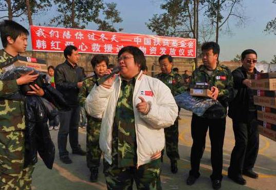被母亲“抛弃”的韩红,为何愿意倾家荡产的回馈社会?