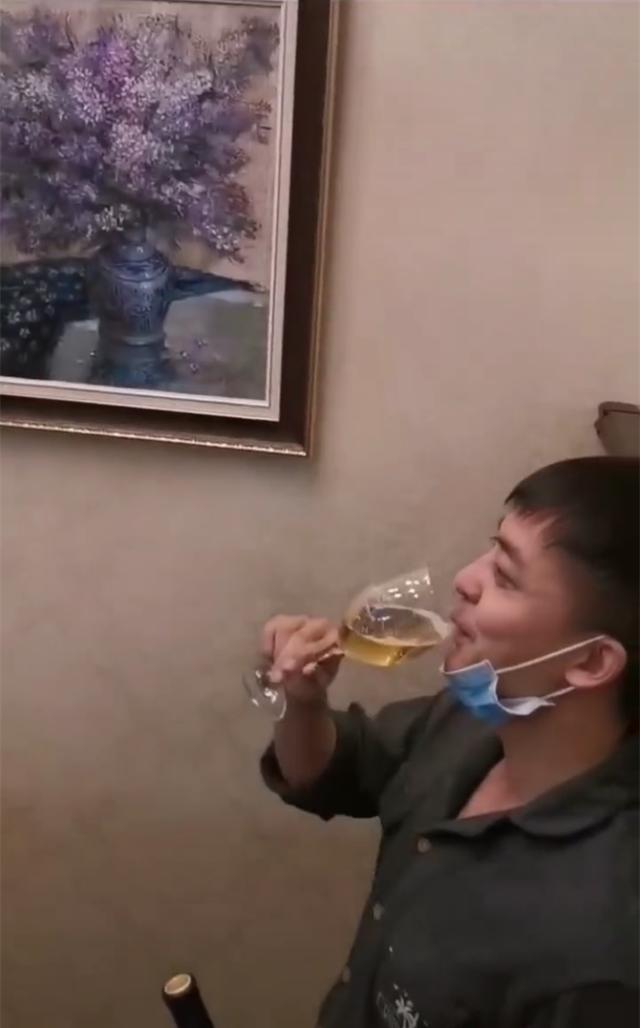 李佳航晒别墅内景名酒满柜,儿子入镜超可爱,细节看李晟很贤惠