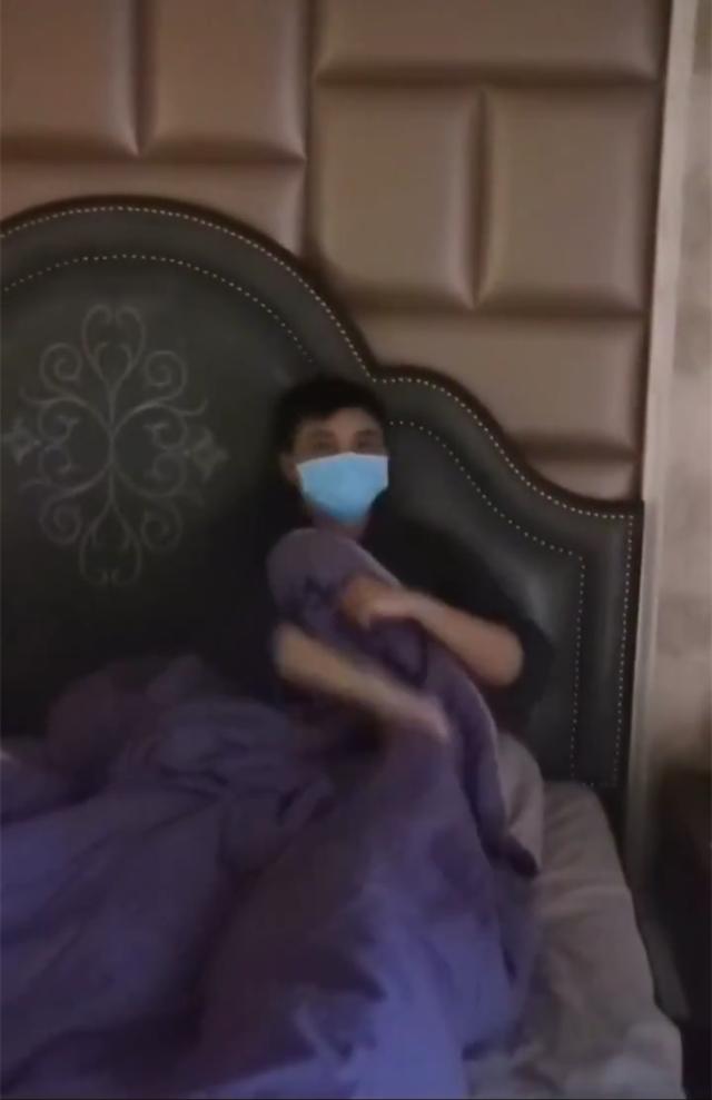 李佳航晒别墅内景名酒满柜,儿子入镜超可爱,细节看李晟很贤惠