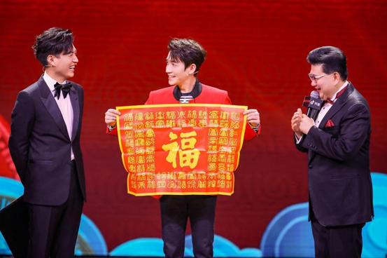 各视春晚大玩跨界,被赞兼具新意与暖意,各种跨界平复家庭矛盾