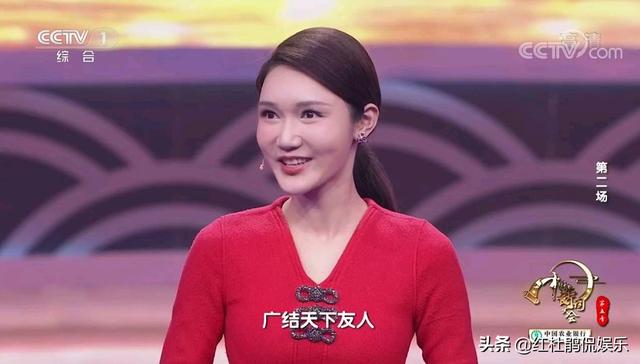 主持人不是董卿的《中国诗词大会》,嘉宾康震老师的笑容都少了