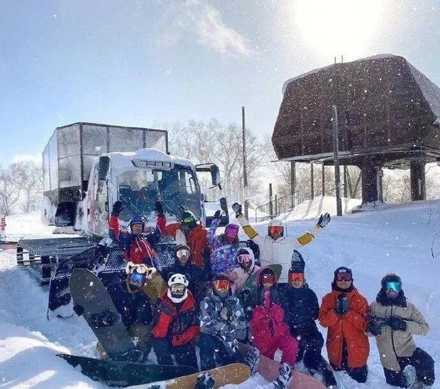 “锋菲”终于撒糖！两人日本滑雪被偶遇，王菲还花式给谢霆锋拍照