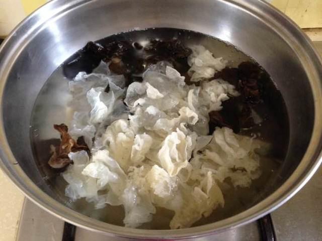 隔夜泡发的木耳、银耳还能不能吃?提醒:干货泡发时间不能过长