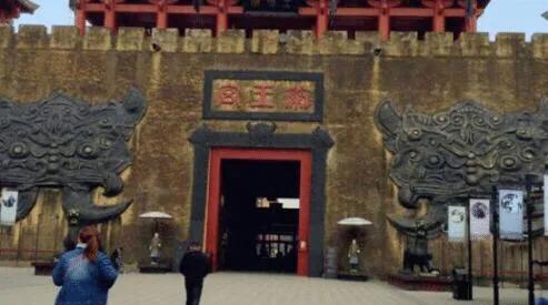 陈凯歌为了拍一部戏,花费12亿建了一座城,如今门票一年收入10亿