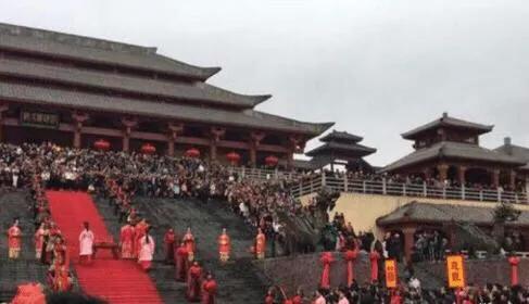 陈凯歌为了拍一部戏,花费12亿建了一座城,如今门票一年收入10亿
