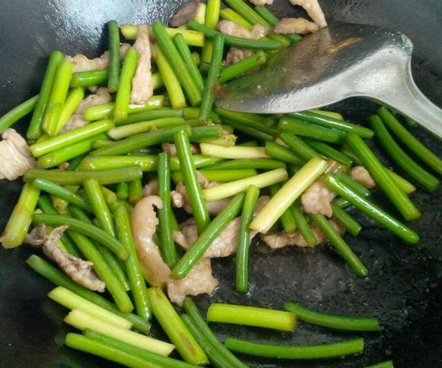 炒蒜苔要不要焯水?大厨这样做,蒜苔又绿又脆还入味,越吃越上瘾