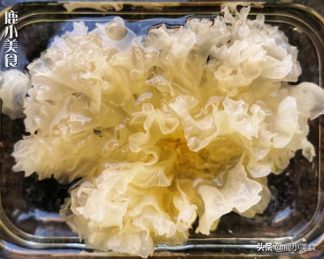 炖银耳汤时,想出胶快而多,谨记3个要点,细腻好喝,还滋润养颜