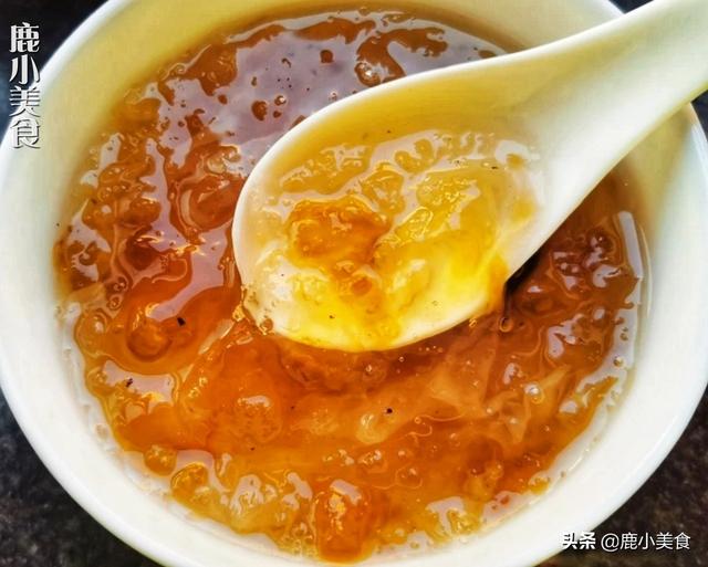 炖银耳汤时,想出胶快而多,谨记3个要点,细腻好喝,还滋润养颜