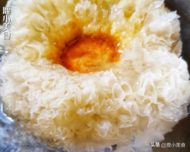 炖银耳汤时,想出胶快而多,谨记3个要点,细腻好喝,还滋润养颜
