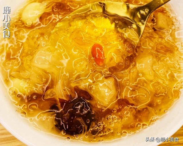 炖银耳汤时,想出胶快而多,谨记3个要点,细腻好喝,还滋润养颜