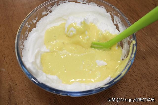 电饭煲做出蓬松大蛋糕，组织细腻，柔软有弹性，入口即化不上火