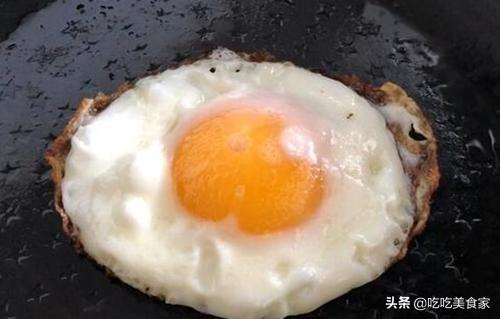 煎荷包蛋,可不能直接下油锅,多加这1步,鸡蛋圆嫩不粘锅