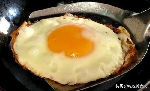 煎荷包蛋,可不能直接下油锅,多加这1步,鸡蛋圆嫩不粘锅