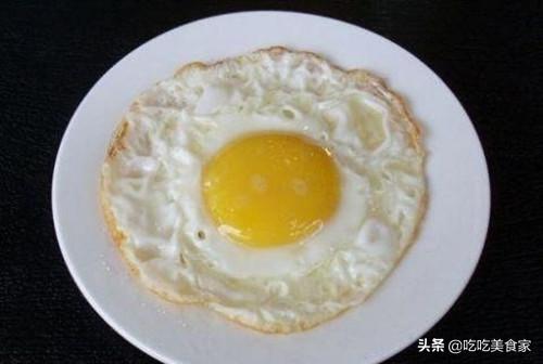 煎荷包蛋,可不能直接下油锅,多加这1步,鸡蛋圆嫩不粘锅