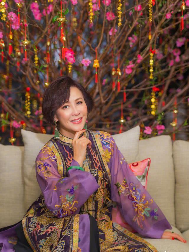 刘嘉玲春节必晒桃花树，多年前张国荣赠她一棵，如今成了思念之物