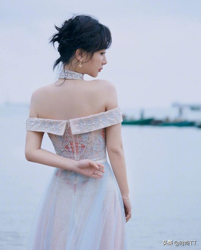 杨紫宅在家样子太真实,角落垃圾攒一堆,但素颜脸瘦不少美得惊艳