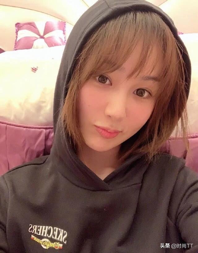 杨紫宅在家样子太真实,角落垃圾攒一堆,但素颜脸瘦不少美得惊艳