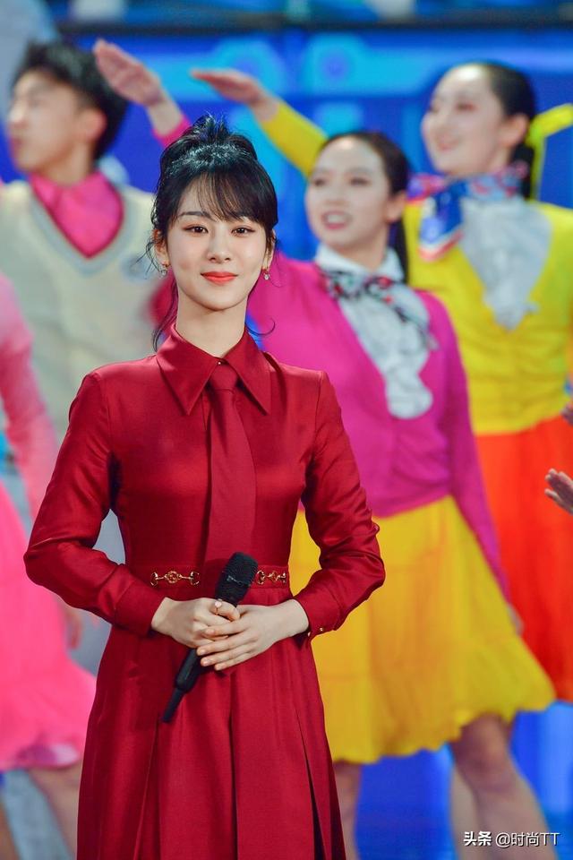 杨紫宅在家样子太真实,角落垃圾攒一堆,但素颜脸瘦不少美得惊艳