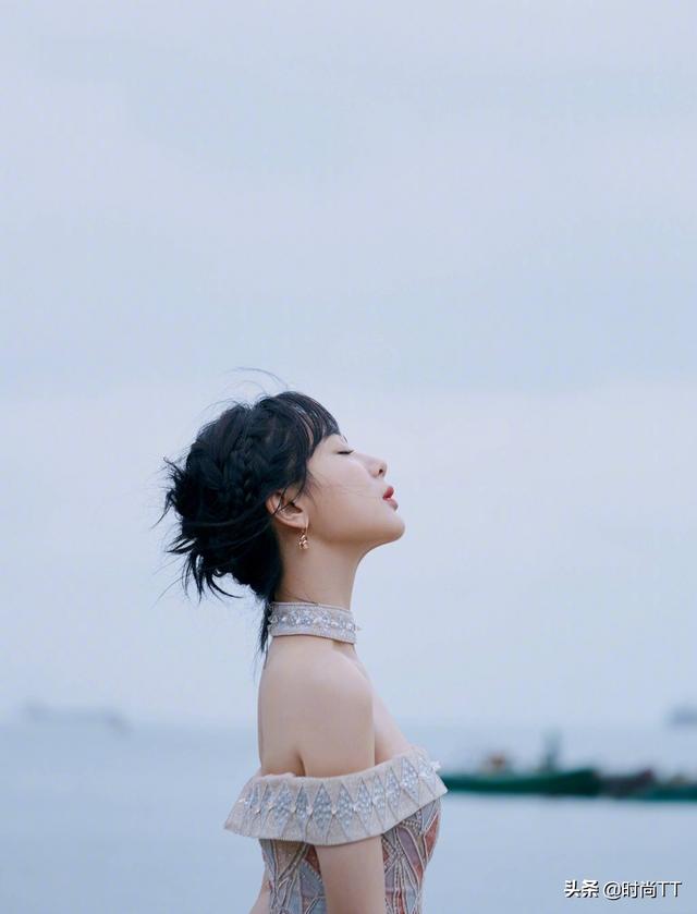 杨紫宅在家样子太真实,角落垃圾攒一堆,但素颜脸瘦不少美得惊艳