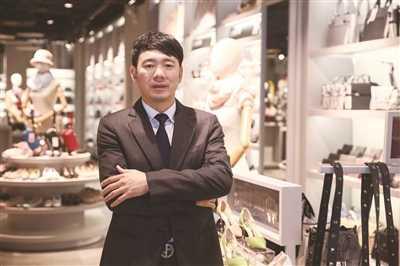 他是低调又变态的鞋界下沉之王,吊打电商,靠39元女鞋年入50亿