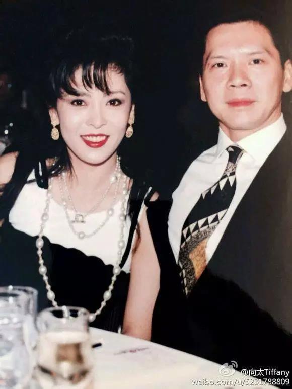 谁说豪门多薄情?向华强向太,他们的爱情故事比豪门斗争还精彩